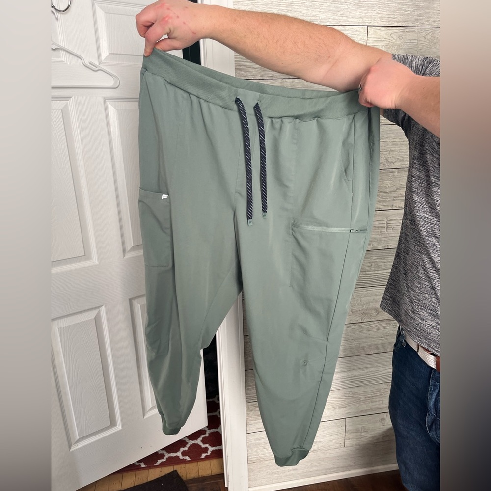 Fabletics 3x Women’s high rise on call scrub jogger in sage green